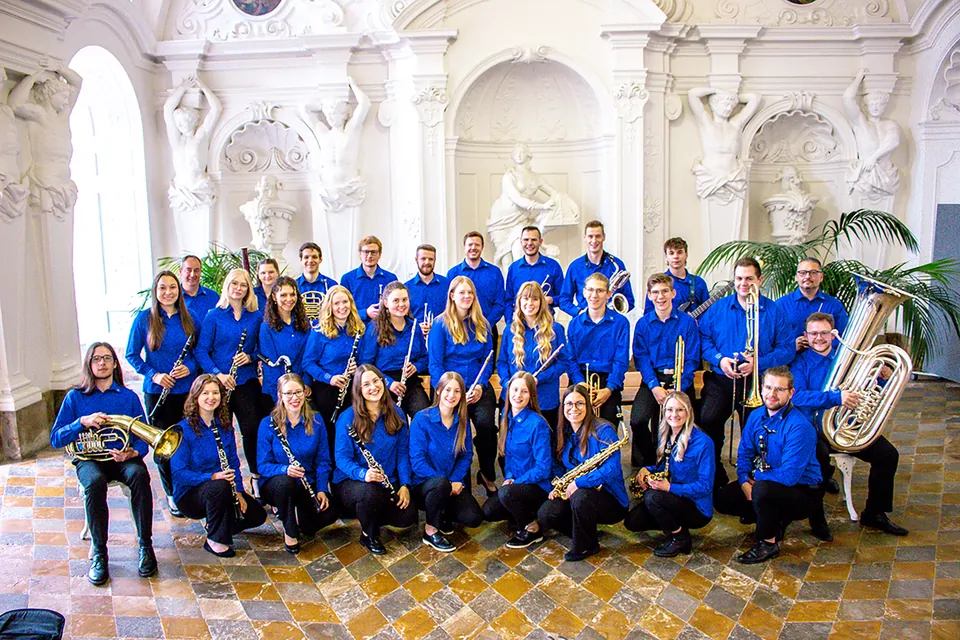 Die Mitglieder der Concert Band Fulda mit ihren Instrumenten in der Orangerie