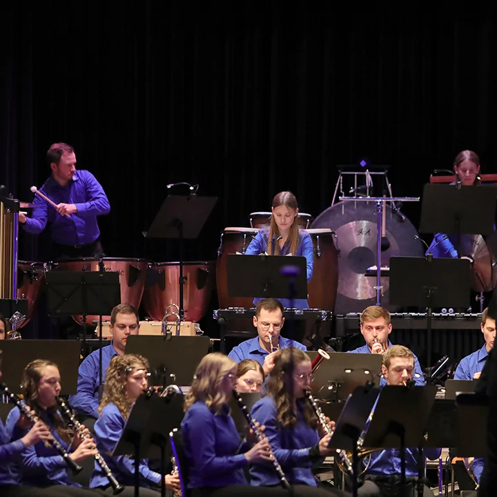 Schlagwerk und Bläser der Concert Band Fulda während eines Konzerts